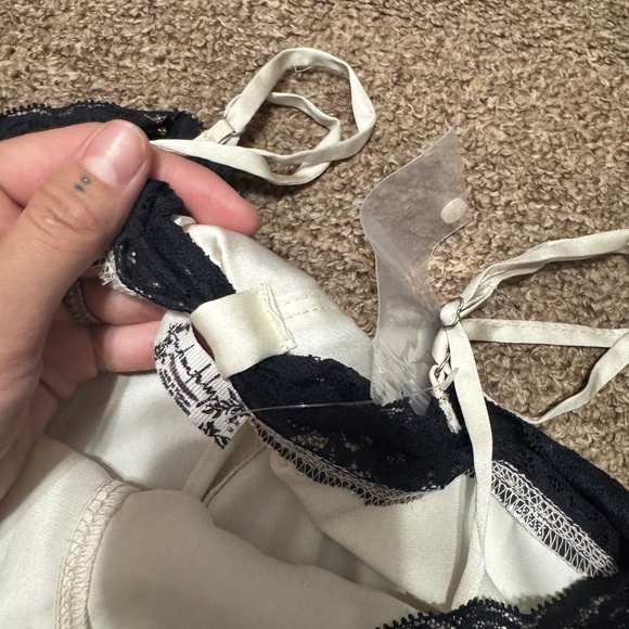 NWOT Free People First Date Lace Romper - CLR : Tofu - SIZE : MEDIUM - Picture 7 of 7